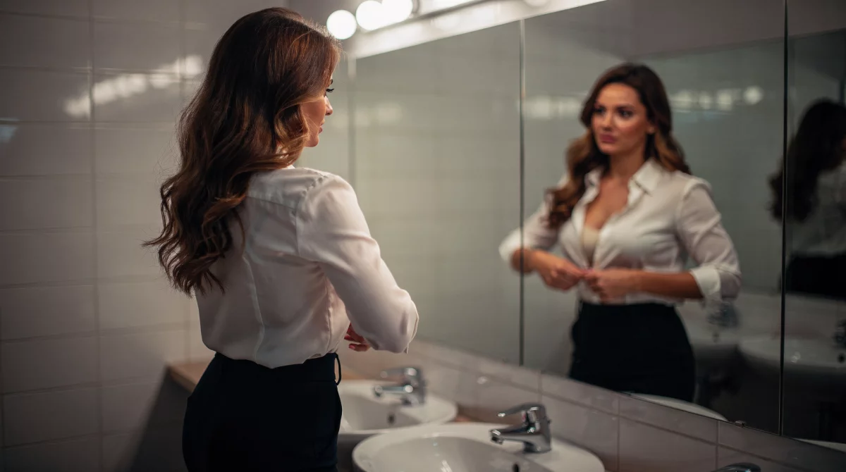 Rozpalona studentka po dyplomie na biurku promotora