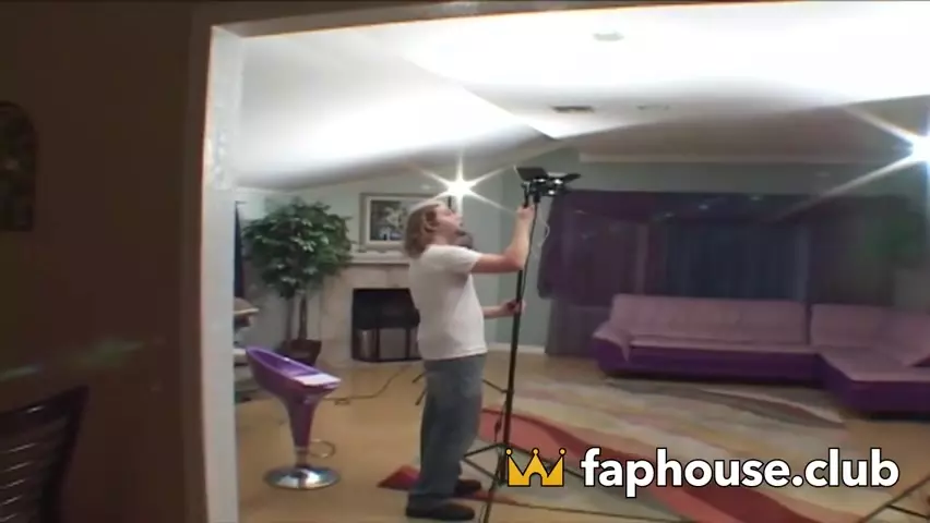 Aj Applegate ujeżdża wielkiego kutasa w aucie przed domowym gonzo