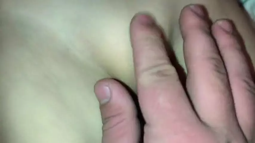 All masturbuje cipkę dziewiczej sąsiadki w orgii