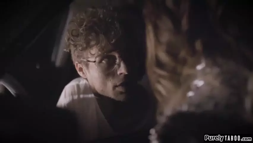 Cherie Deville jako obca z wielkimi cyckami – sperma kapie