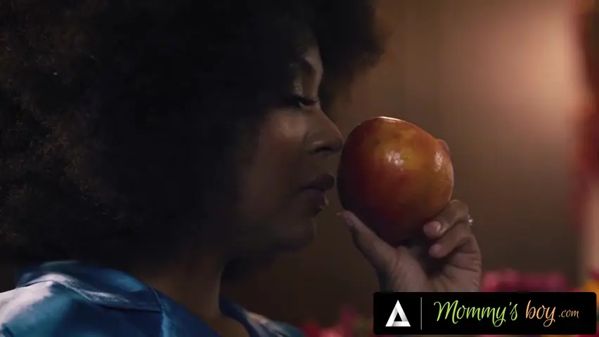 Ciężarna Ava Addams pieprzona na nocną przekąskę z lepkim wytryskiem