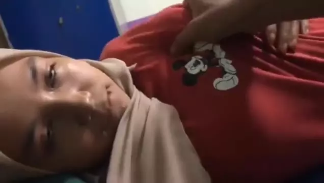 Malajska laska w chuście rżnięta z wielkimi cyckami