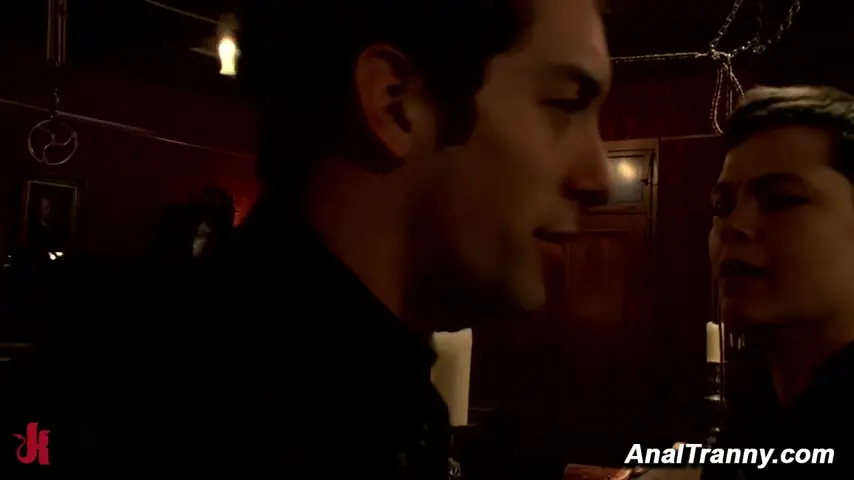 Kutasista laska rżnie DJ-a w dupę z lizaniem stóp