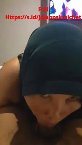 Drobna Azjatka rżnie się w dupę z sąsiadem w kuchni