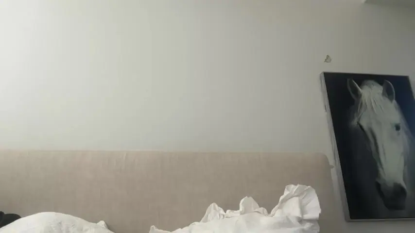 Niewinna laska pierwszy raz bierze dwóch w magazynie na siłowni