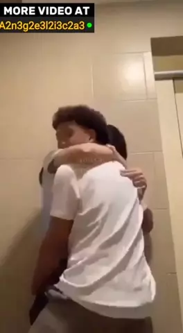 Drobna filipinka rżnięta w publicznej toalecie