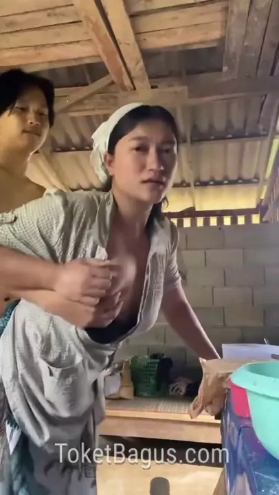 Napalona azjatka z wielkimi cyckami rżnie w kuchni