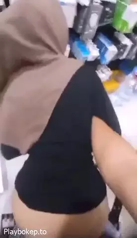 Azjatka w hidżabie rżnięta na ladzie sklepowej