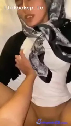 Posłuszna hidżabowa azjatka ssie kutasa i daje dupę