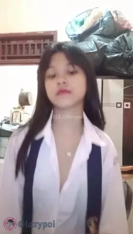 Drobna azjatka pokazuje ciasną cipkę po szkole