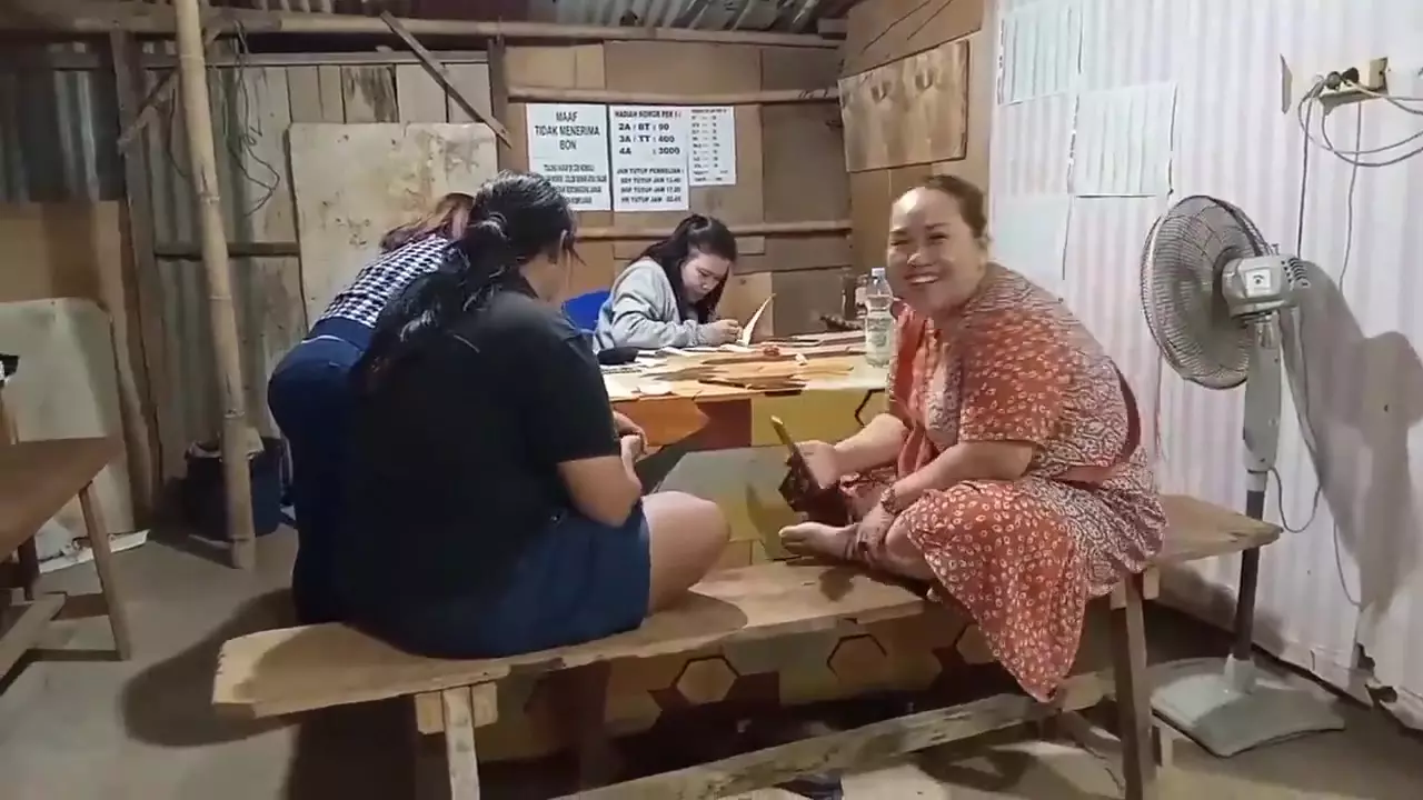 Gruba azjatka z kawiarni bierze kutasa w dupę