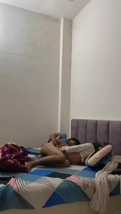 Hinduska nastolatka rwie się zabawkami do orgazmu