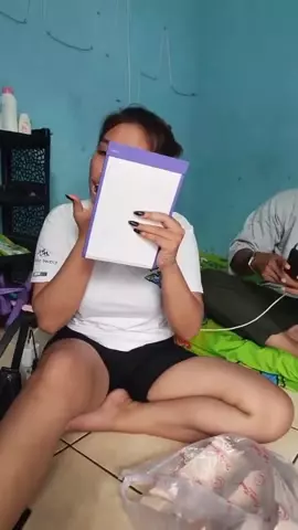 Napalona azjatka rżnie się w akademiku z wielkim kutasem