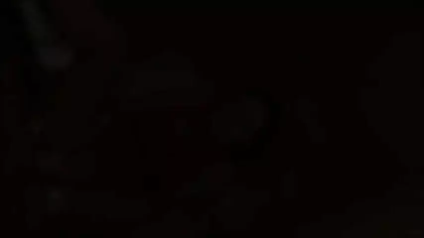 Blondyna z wielkimi cyckami rżnie analnie z czarną w hotelu