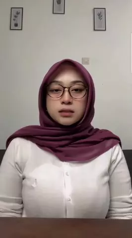 Azjatycka brunetka w ostrym trójkącie z wielkimi kutasami