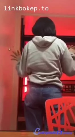 Azjatycka studentka rżnie dupę na ostro z kajdanami