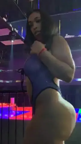 Czarny tyłek faluje podczas ostrego rżnięcia