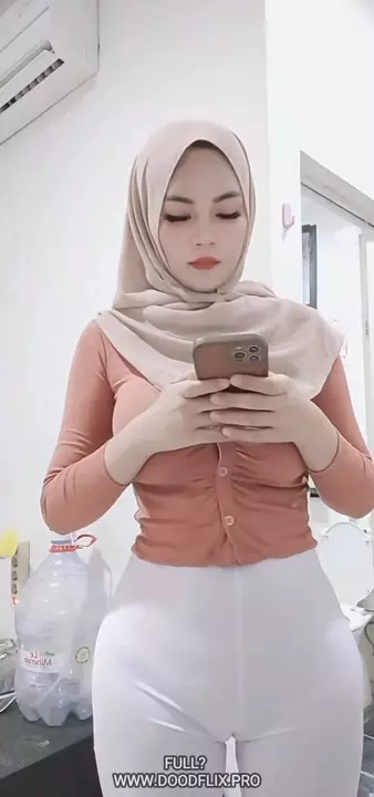 Hidżabowa azjatka brutalnie wali cipkę