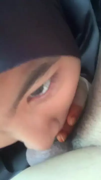 Napalona malajka maca cipkę w rozgrzanym aucie