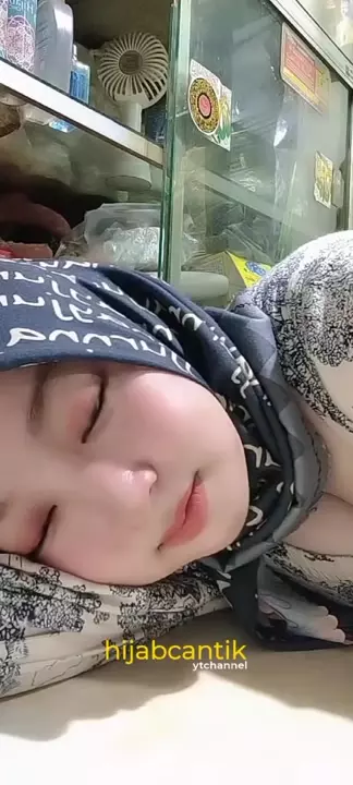 Indonezyjska mamuśka rżnie klienta za ladą