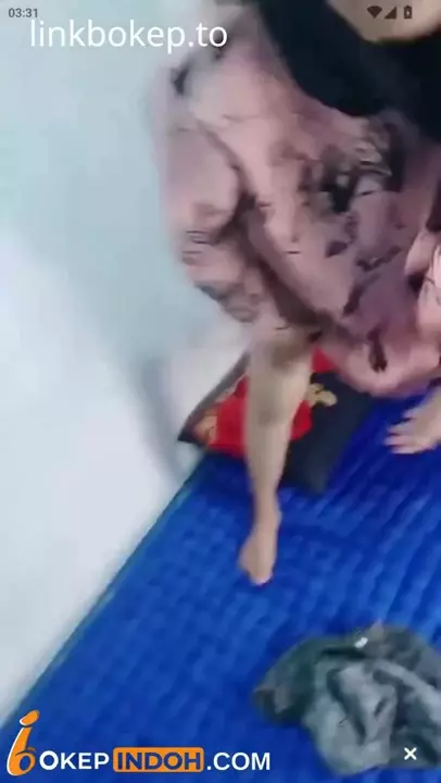 Hidżabowa studentka poddaje się grubasowi