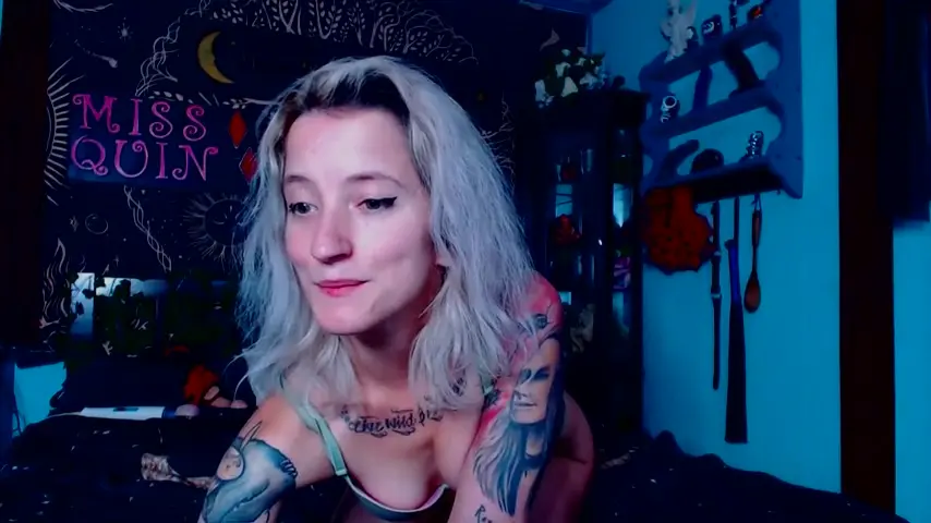 Niewinna laska rozciągnięta w obie dziurki przez grube fiuty