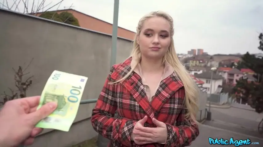 Seksowna azjatka rżnie się z starym bykiem