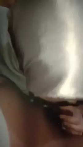 Drobna studentka rżnie gospodarza stancji za darmowy pokój