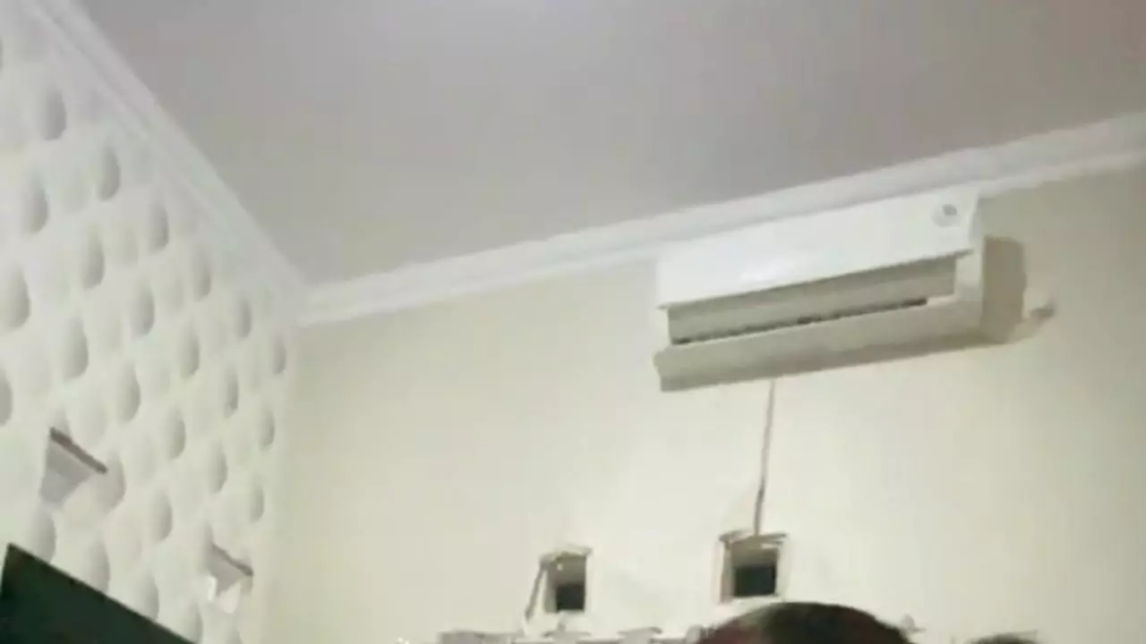 Drobna azjatka połyka gęstą spermę po masażu w hotelu