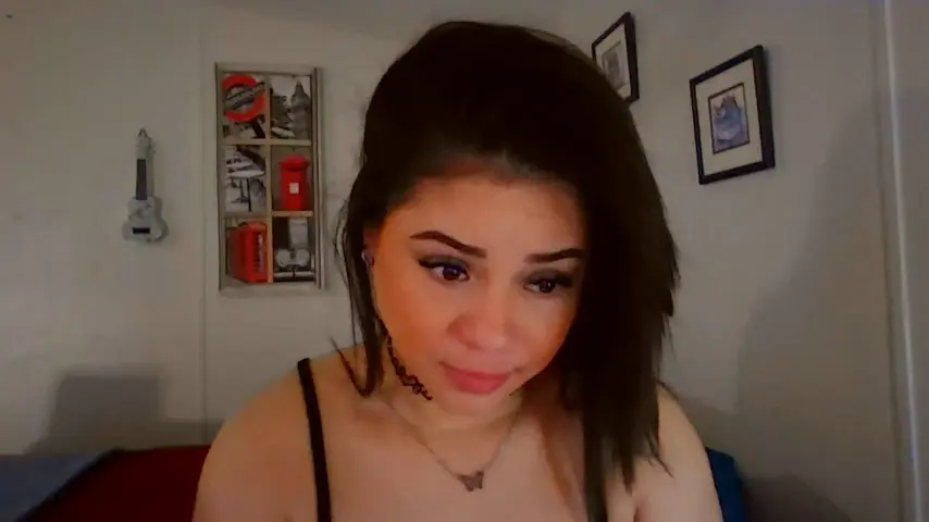 Nastolatka wyje przez łzy, gdy ekipa rozbija jej wszystkie dziury