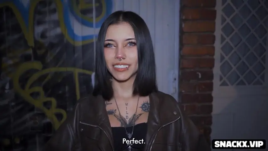 Drobna brunetka z wielką dupą na potężnym kutasie