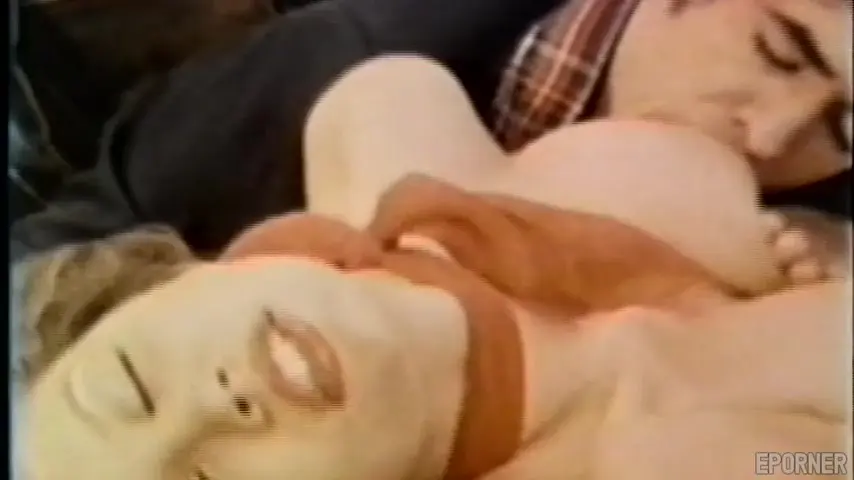 Brunetka w bieliźnie daje dziką przejażdżkę na polanie