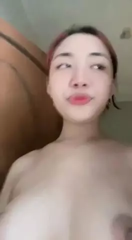 Drobna azjatka rżnięta w dupę w hotelu