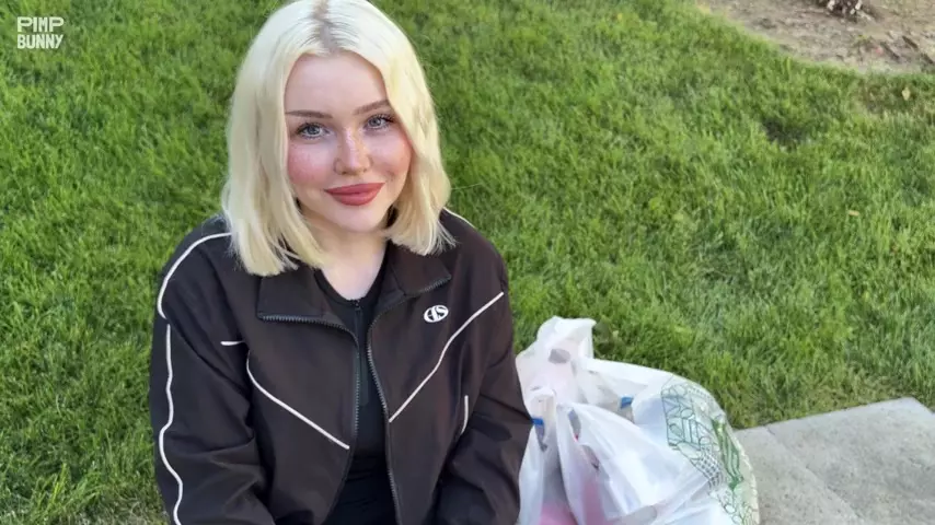 Rosyjska blondynka z grubą dupą robi loda na publicznym masażu