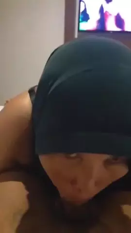 Gruba indonezyjka obciąga wielkiego kutasa sąsiadowi