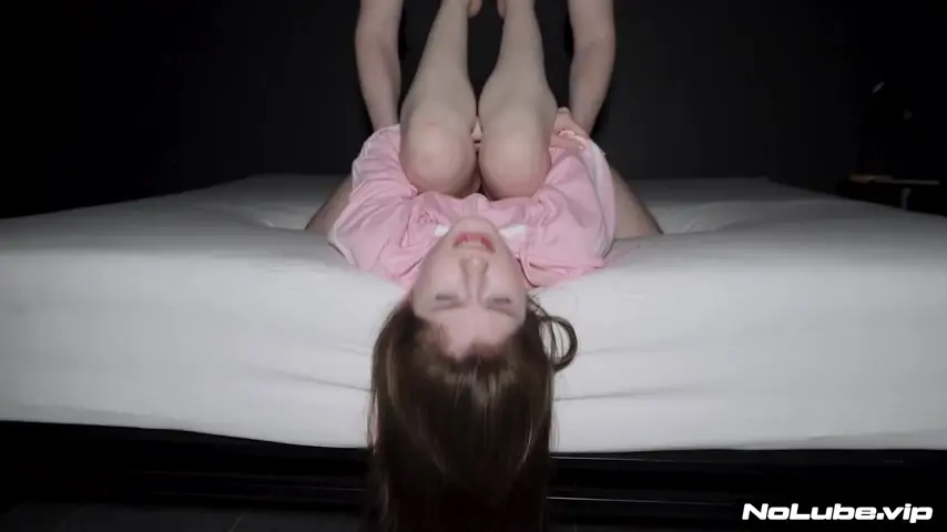 Brunetka sprawdza czy wielki drąg zmieści się w jej tyłku