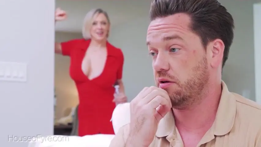 Evelyn Lin zdradza z napaloną lesbijką z dostawy