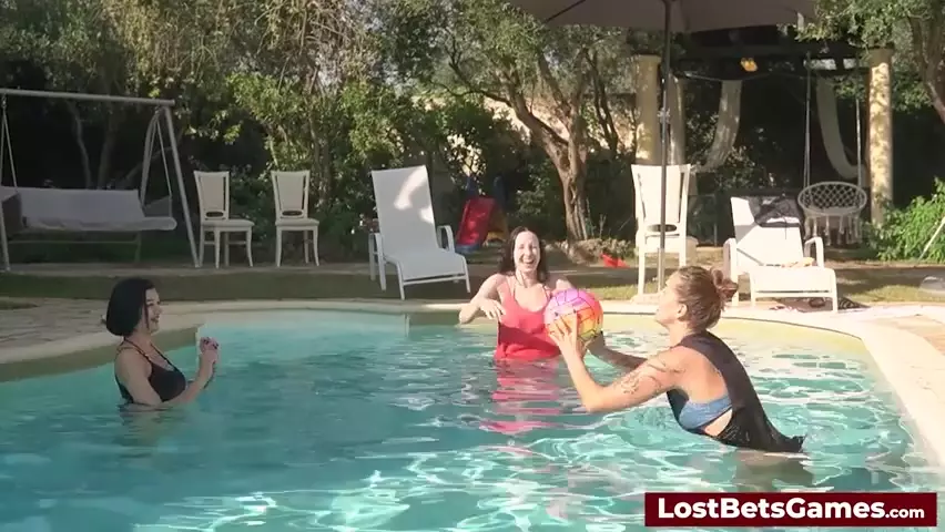 Kaho Shibuya przegrywa strip volleyball i dostaje ostre wyzwanie na dworze