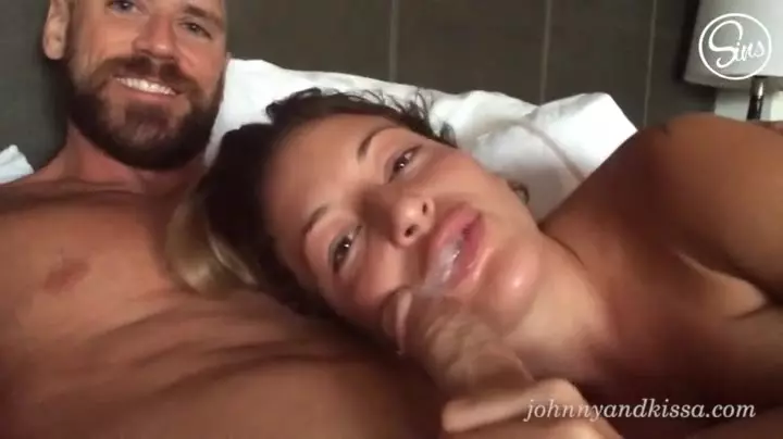 Kissa Sins ssie kutasa Johnny'ego Sins w hotelu