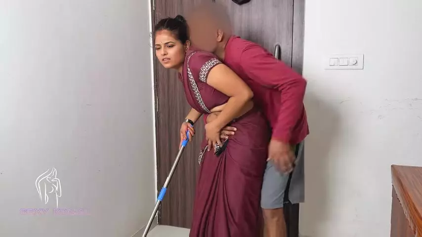 Komal mopuje podłogę, gdy wynajmujący ją kusi