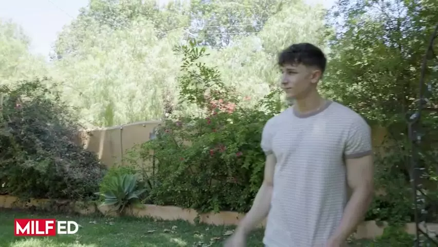 Seksowna Ava Addams kusi Maxa Fillsa w bieliźnie i błaga o orgazmy