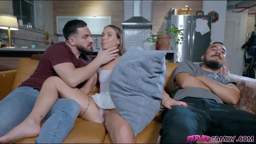 Szybki minet pod biurkiem z Evelyn Lin!