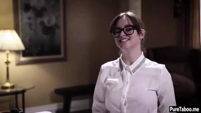 Żona szefa Lena Paul zwabia pracownicę na anal w seksownej bieliźnie